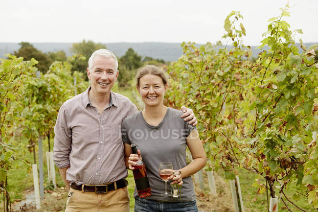 Couple, vineyard founder and her partner — Stock Photo