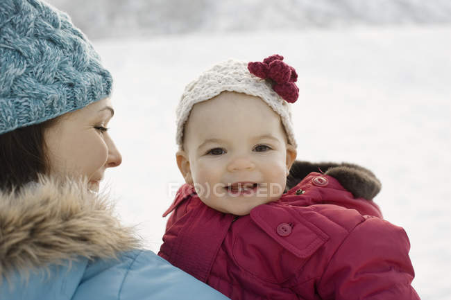 Madre y bebé en la nieve - foto de stock