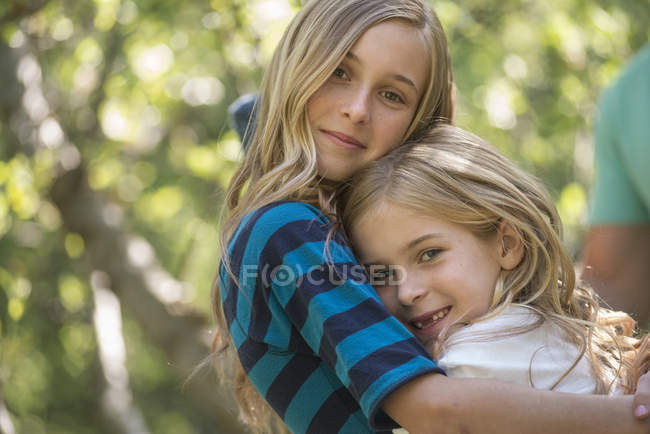Дети в тени деревьев — стоковое фото