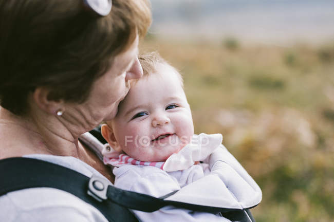 Mujer llevando un bebé - foto de stock