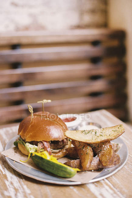 Hamburger dans un pain à la pomme de terre — Photo de stock