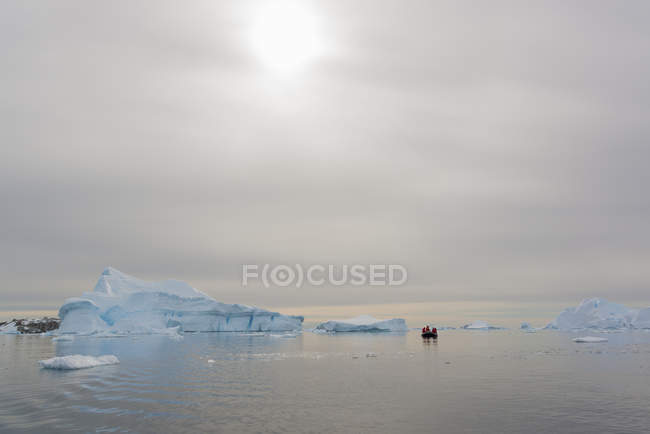 Personnes dans un bateau en caoutchouc dans l'Antarctique . — Photo de stock