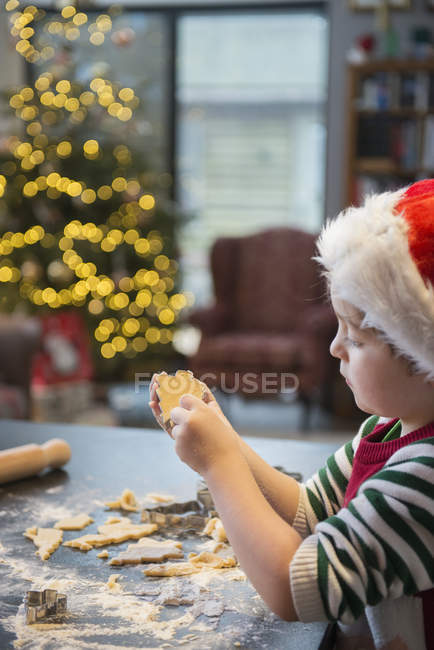 Kleiner Junge backt Weihnachtsgebäck — Stockfoto