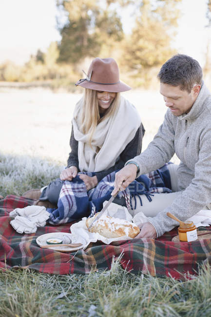 Paar beim Picknick. — Stockfoto