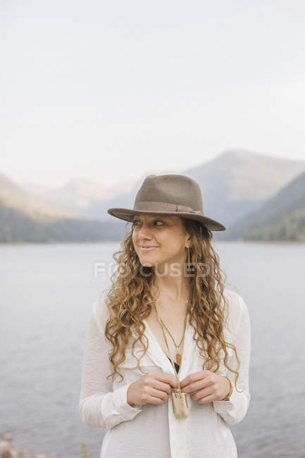 Жінка в широкому різьбленому капелюсі — стокове фото