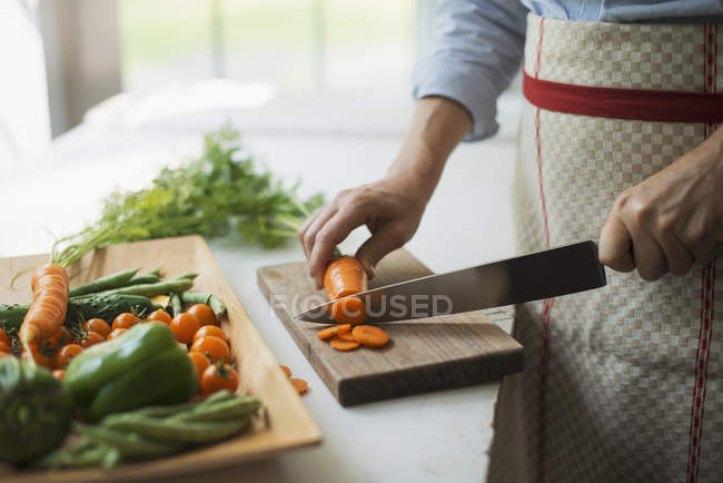 Жінка готує свіжі овочі — стокове фото
