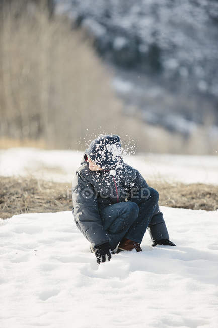 Menino de chapéu de lã no inverno . — Fotografia de Stock