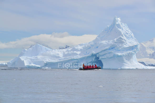 Gruppo di persone in gommone in Antartide
. — Foto stock