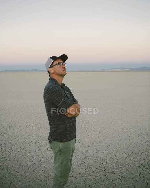 Мужчина средних лет в пустыне — стоковое фото