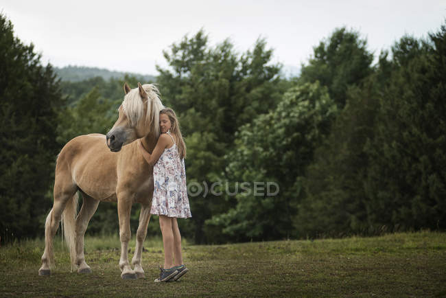 Jeune fille avec un poney — Photo de stock