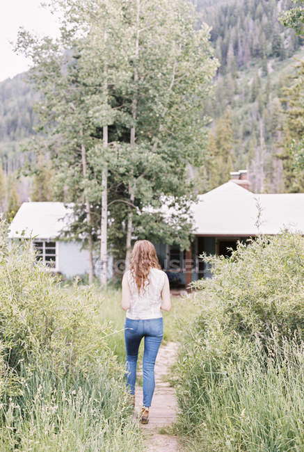 Donna che cammina in un ranch . — Foto stock