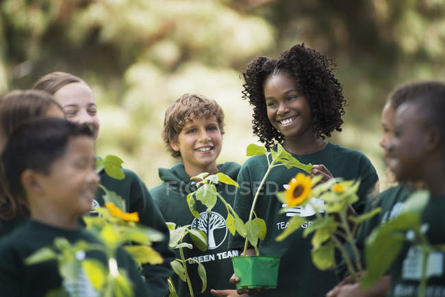 Bambini che imparano a conoscere piante e fiori — Foto stock