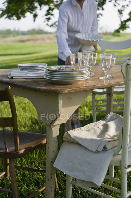 Tisch im Garten gedeckt — Stockfoto
