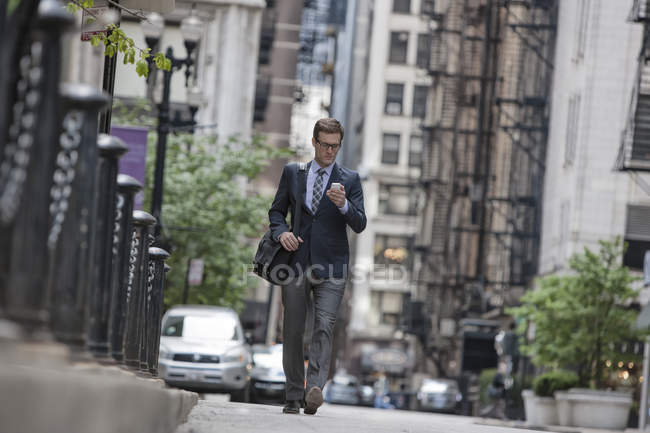 Geschäftsmann auf einer Straße in der Stadt — Stockfoto