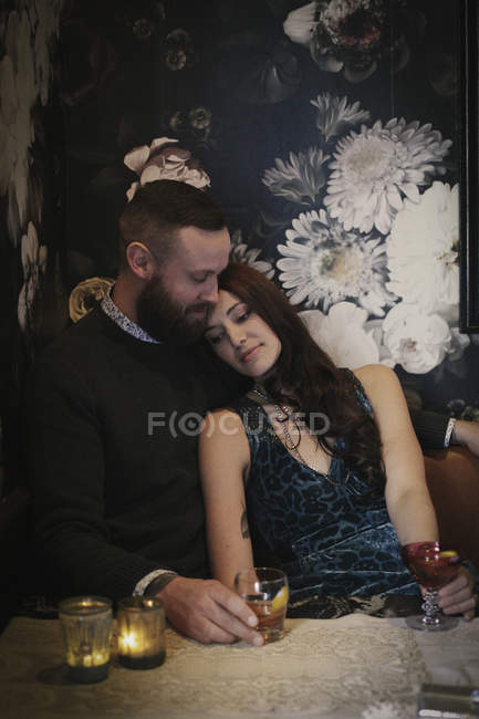 Пара сидить у низькому освітленому барі — стокове фото