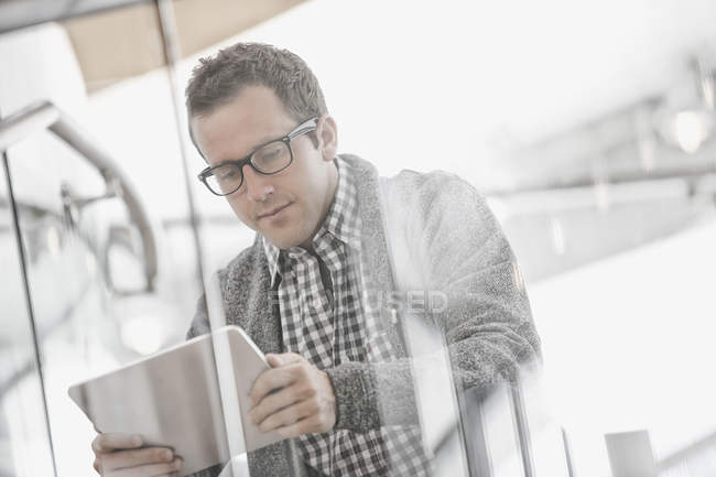 Homme utilisant une tablette numérique — Photo de stock