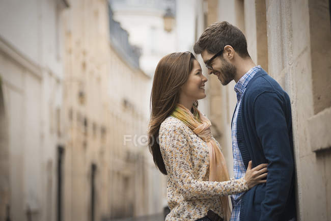 Paar in einer engen Straße in einer Stadt. — Stockfoto