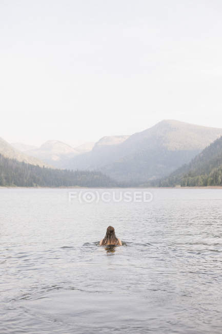 Femme nageant dans le lac . — Photo de stock