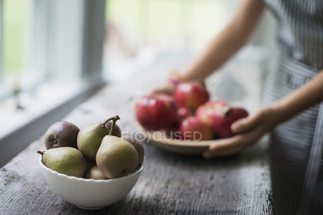 Äpfel. Schale mit Birnen. — Stockfoto