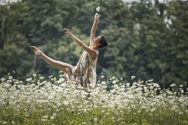 Femme dansant dans un champ — Photo de stock