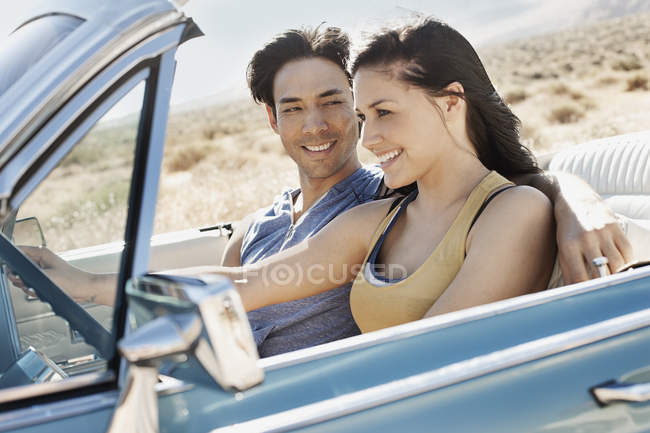 Paar im hellblauen Cabrio — Stockfoto