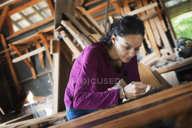 Mulher que trabalha com madeira recuperada — Fotografia de Stock