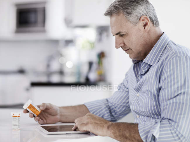 Homme utilisant une tablette numérique — Photo de stock