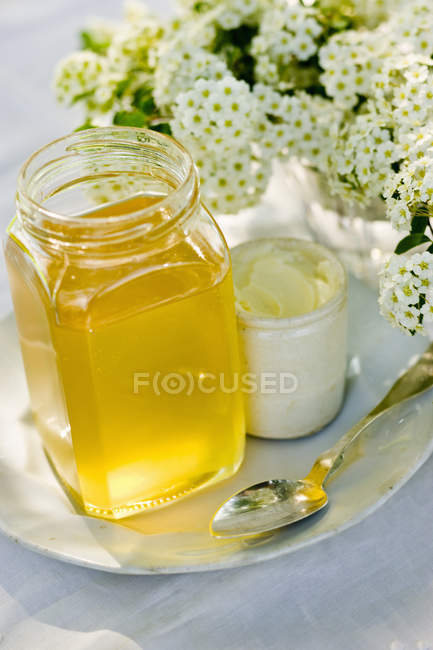 Fleurs fraîches, une cruche de crème — Photo de stock