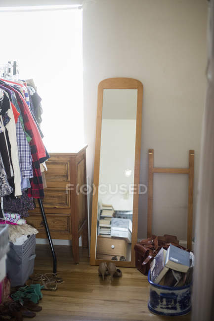 Mirror, chest of drawers, — Stock Photo