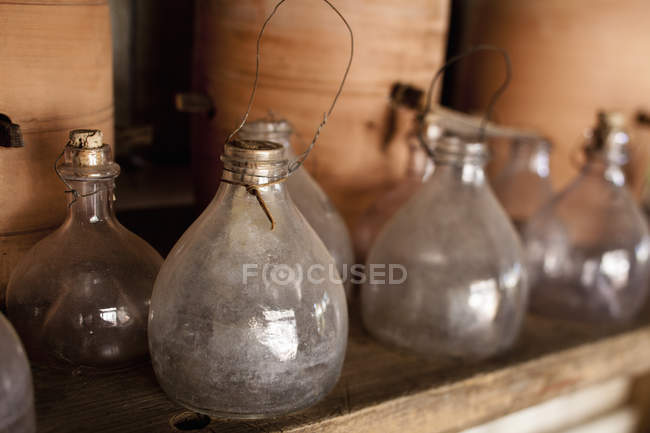 Fila di vasi di vetro — Foto stock