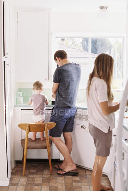 Coppia in piedi in una cucina — Foto stock