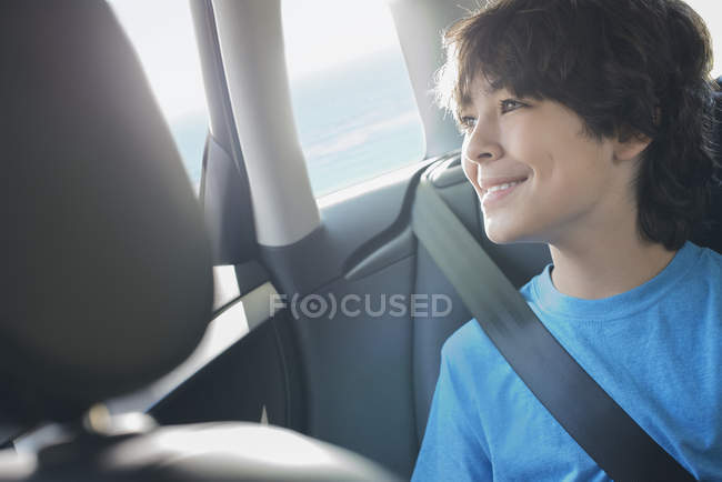 Junge sitzt im Auto — Stockfoto