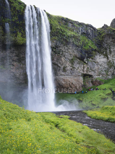 Wasserfall-Kaskade über Klippe. — Stockfoto