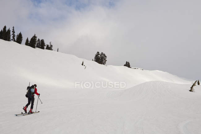 Лижні шкури вгору сніговий схил — стокове фото