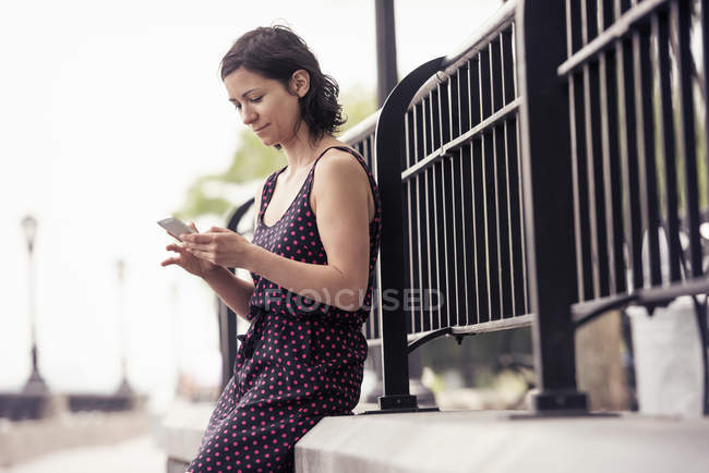 Mulher verificando seu telefone celular — Fotografia de Stock