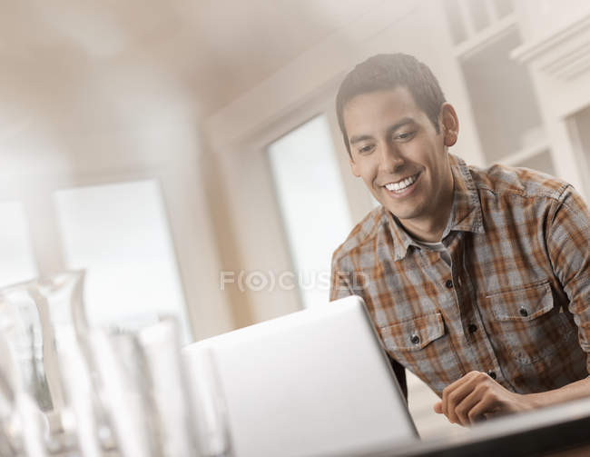 Homem hispânico usando um tablet digital . — Fotografia de Stock