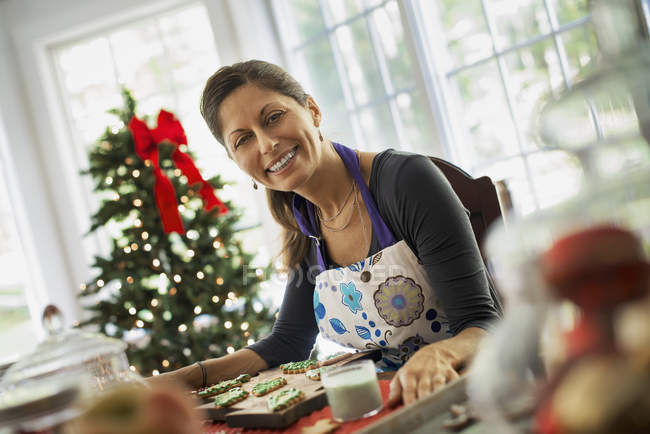 Woman working on homemade Christmas cookies — Stock Photo