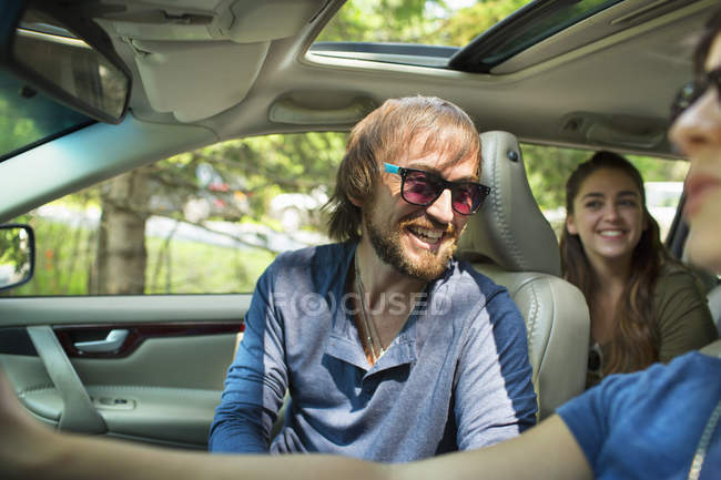 Grupo de pessoas dentro de um carro — Fotografia de Stock