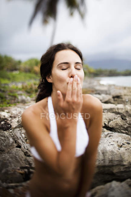 Femme soufflant un baiser — Photo de stock