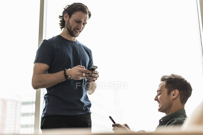 Zwei Männer in einem Büro — Stockfoto
