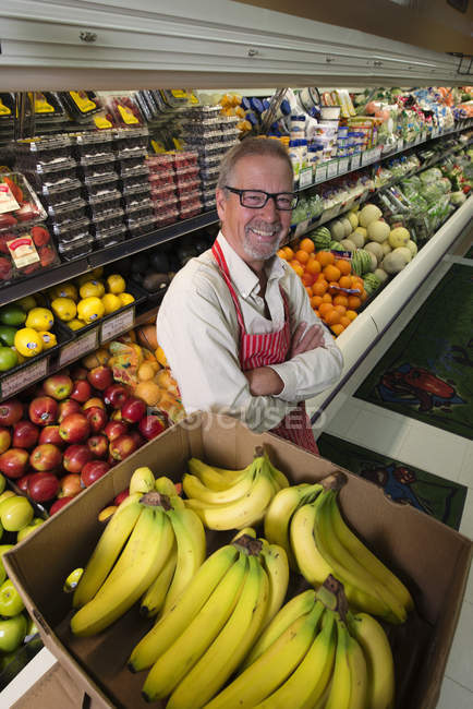 Чоловік стоїть в продуктовому магазині — стокове фото