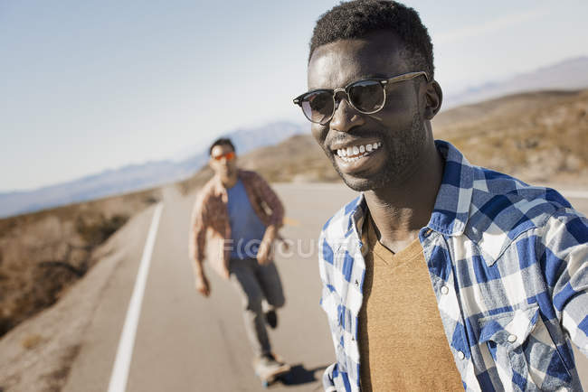 Männer auf einer asphaltierten Straße — Stockfoto