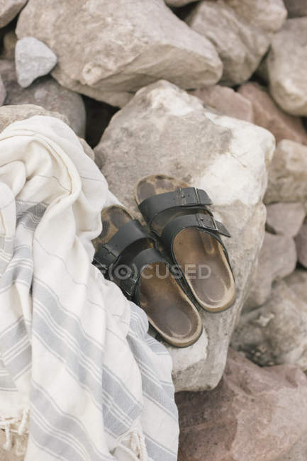 Par de sandálias em uma pedra . — Fotografia de Stock