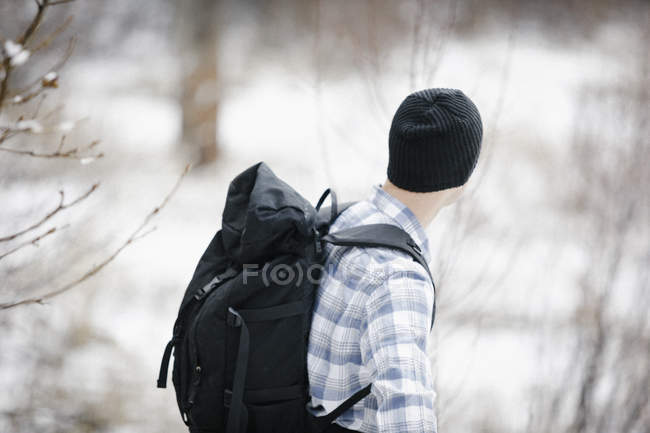 Randonneur masculin dans les montagnes avec sac à dos — Photo de stock