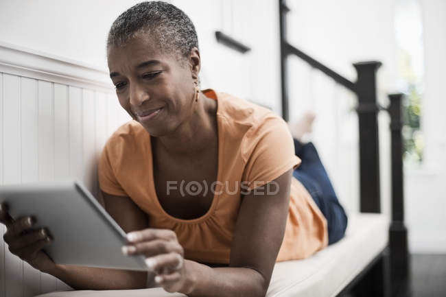 Женщина с цифровым планшетом. — стоковое фото