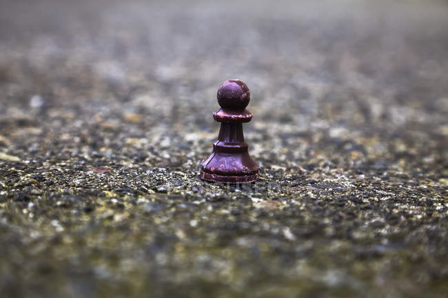 Шахматная пешка на улице — стоковое фото