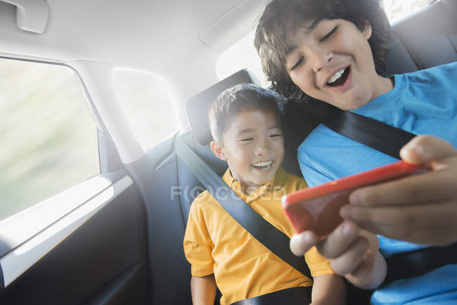 Kinder spielen Spiele auf dem Smartphone — Stockfoto