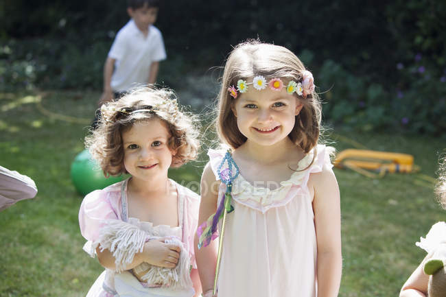 Deux jeunes filles souriantes — Photo de stock