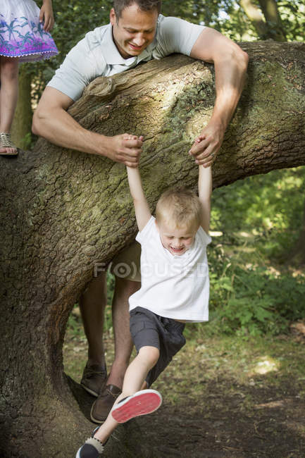 Père jouant avec son fils — Photo de stock