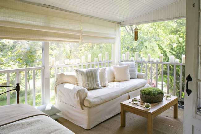Véranda ou porche ombragé d'une maison — Photo de stock